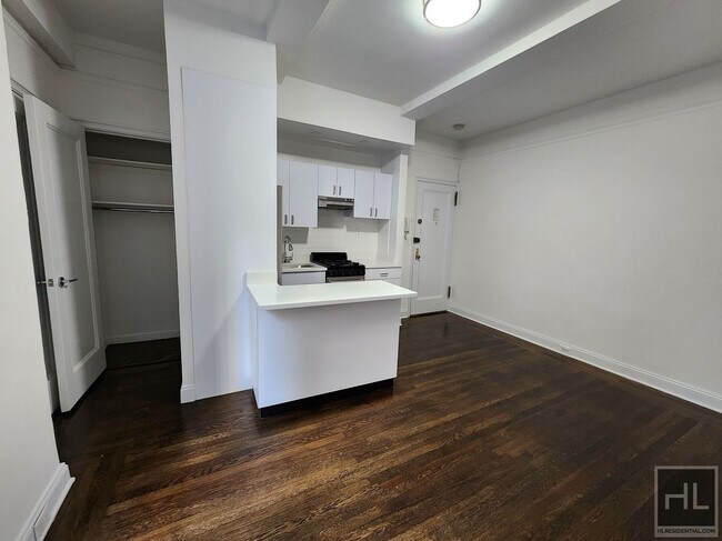 Foto del edificio - East 46th Street | Elegant Pre-War 1-Bedro...