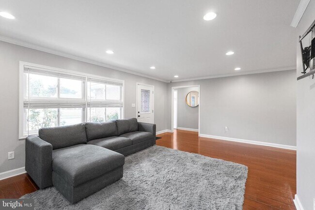 Foto del edificio - 5922 Charnwood Rd