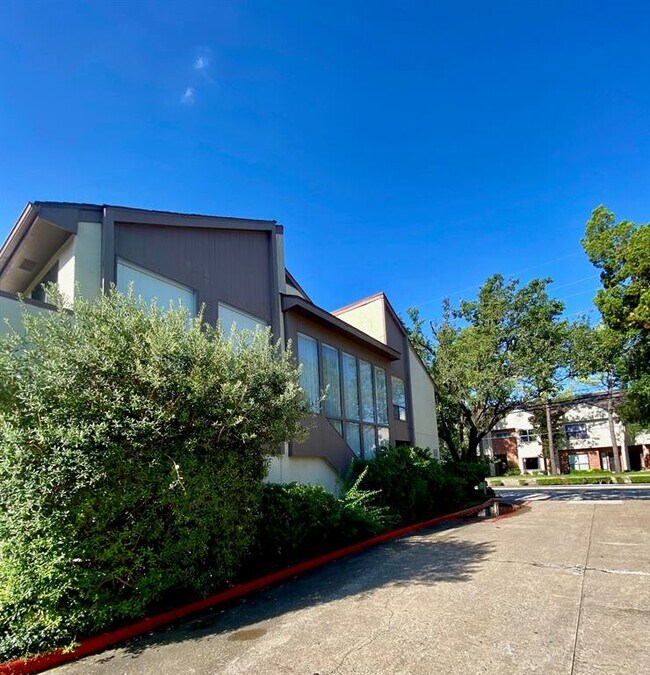 Foto del edificio - 2409 Bering Dr