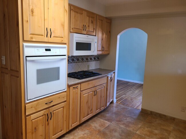 Foto del edificio - 4 Bedroom, 2 Bathroom! Lovely Home!