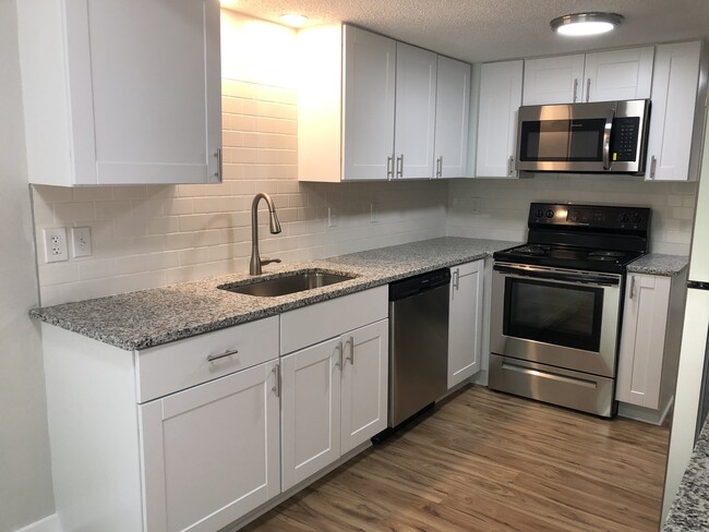 Building Photo - 723 NE Swann Cir