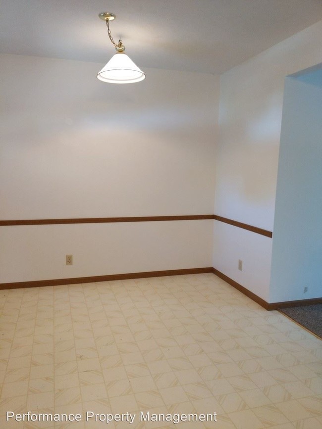 Building Photo - 535 S Oak St