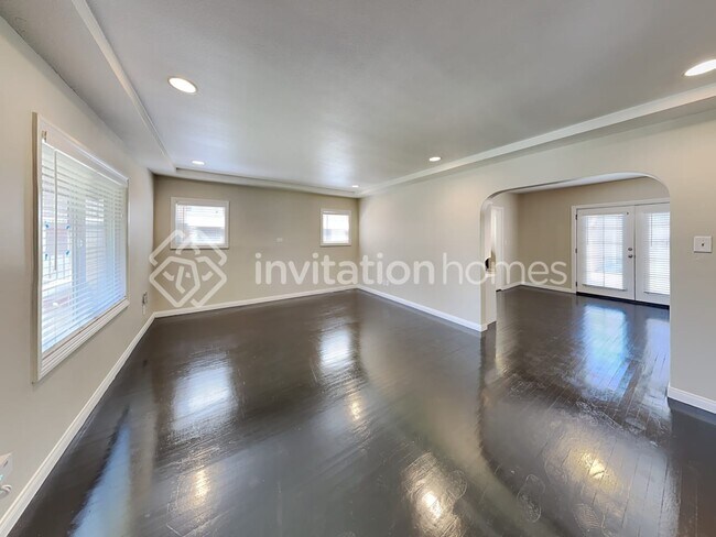 Building Photo - 817 S Osage Ave