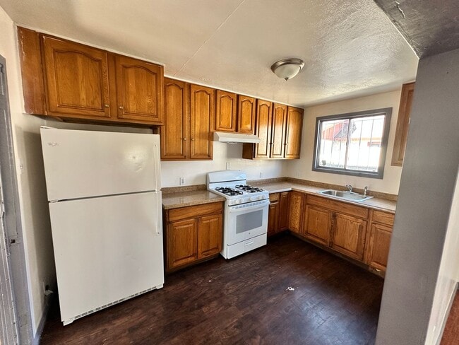 Building Photo - 3 Bedrooms 1  Bathroom  House In a Quiet A...