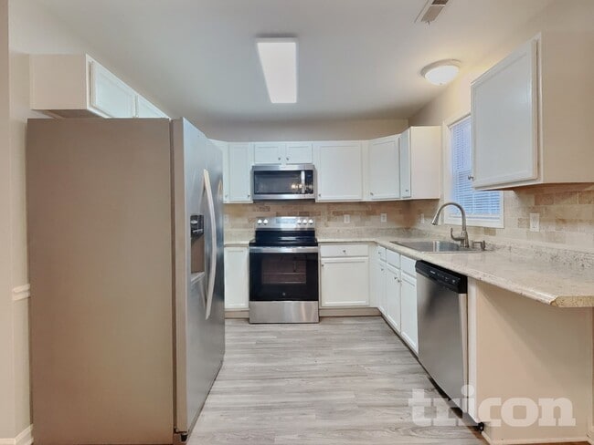 Foto del edificio - 5121 Benjamin Ct