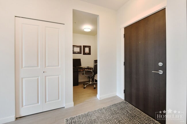 Building Photo - Bright 1 Bedroom + Den Condo for Rent in Union Park, Willoughby Heights