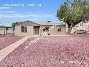 Building Photo - 2027 S Miramonte Stravenue