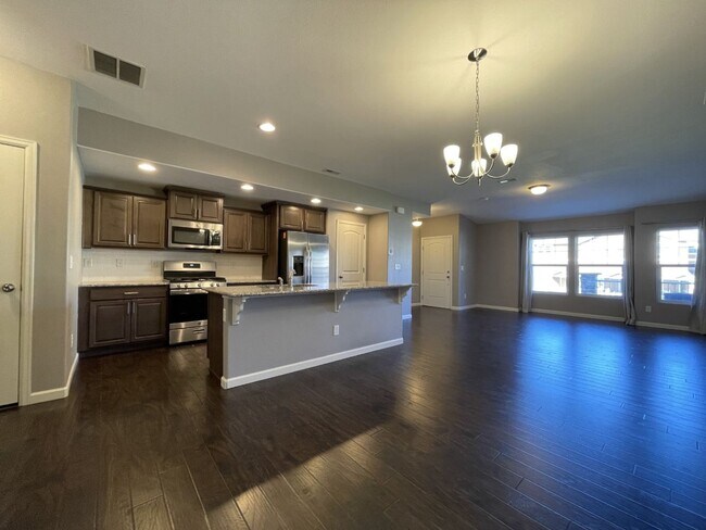 Building Photo - Spacious Two-Story Townhouse