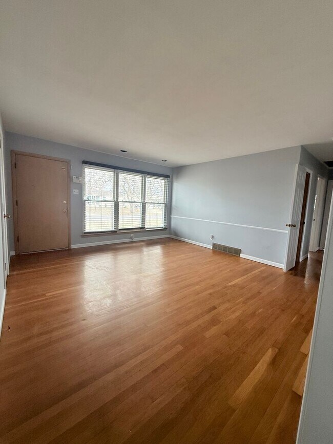 Foto del edificio - Charming 2 Bedroom Home with Bonus Space & Fenced Yard!