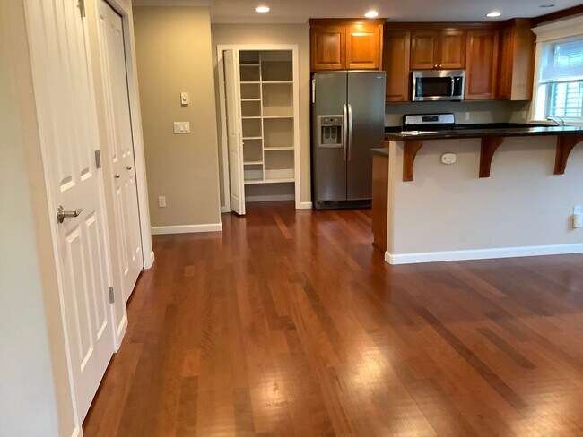 Building Photo - Stunning Wallingford Townhouse, just Minut...