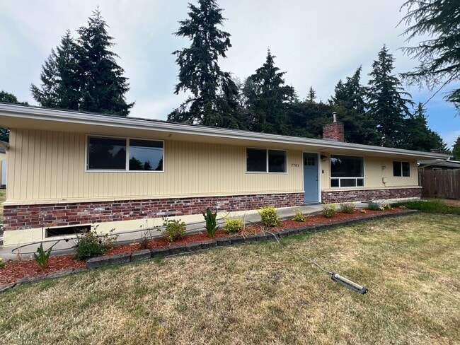 Building Photo - Recently Renovated Spacious Rambler with M...