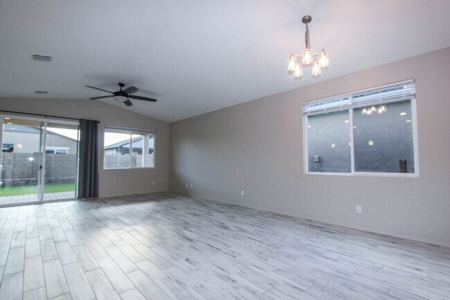 Foto del edificio - Four Bedroom Saddlewood Home