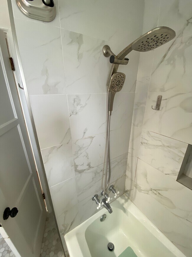 Foto del edificio - 1466 N Caswell Ave