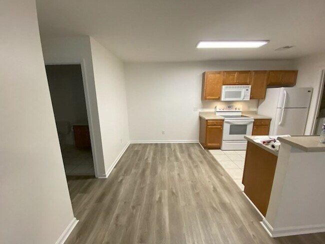 Foto del edificio - 2 bedroom 2 bath condo located close to beaches, shopping and restaurants