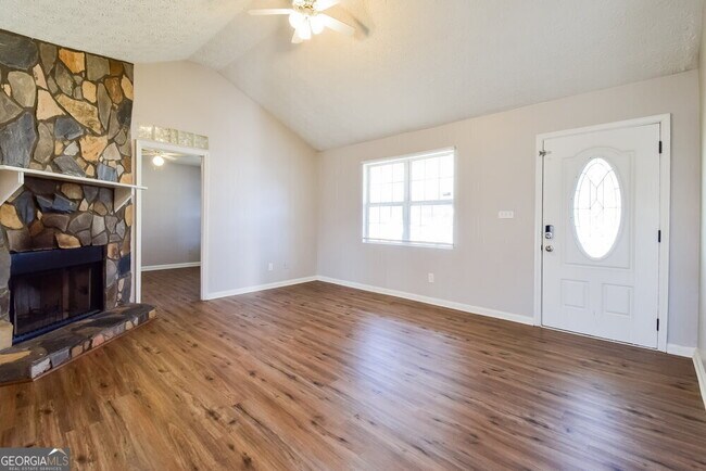 Foto del edificio - 5215 Austin Pl
