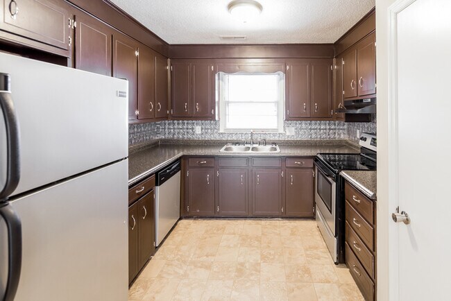 Foto del edificio - Charming 3-Bedroom Brick Home