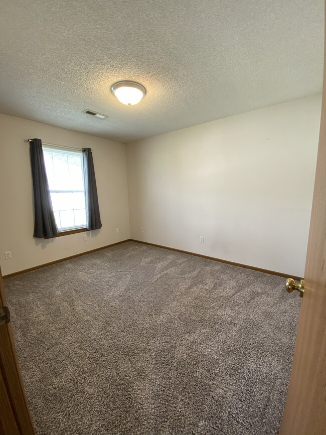 Building Photo - 907 NW Willow Dr