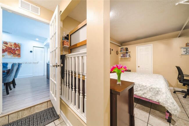 Building Photo - 5400 Lakewood Cir S