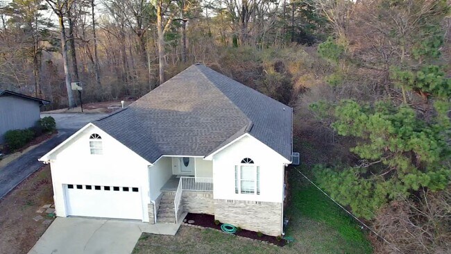 Foto del edificio - Beautifully Renovated Home in Trussville City Schools – Fireplace & 2-Car Garage