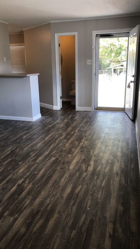 Foto principal - 1421/1423 Mount Gallant Road