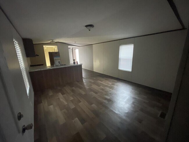 Foto del edificio - 555 Crandlemire Rd