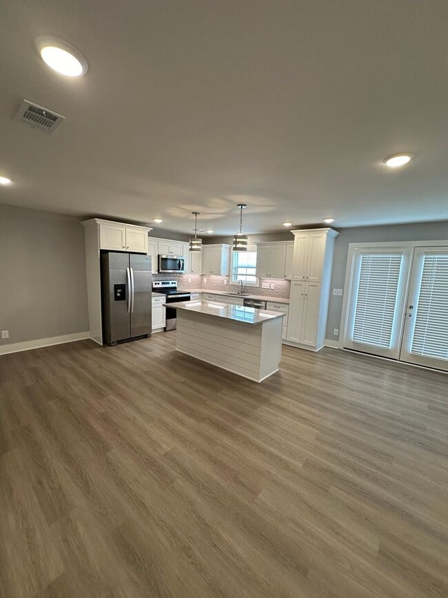 Building Photo - LUXURIOUS TOWNHOME ON THE WEST SIDE OF LEB...