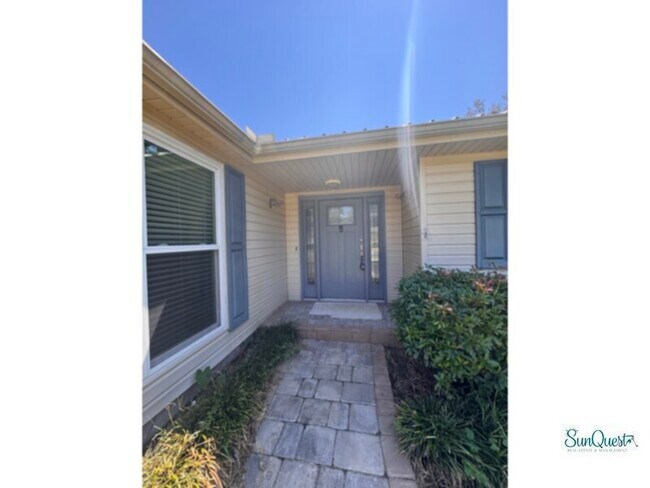 Foto del edificio - Beautifully updated 3 bedroom, pool home z...
