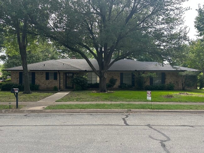 Building Photo - 1809 Yarborough Dr