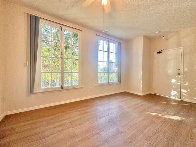 Building Photo - 826 S Kenmore Ave