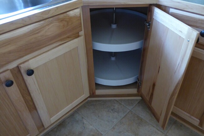 Foto del edificio - Huge Backyard + Off-Street Parking + Washer & Dryer! Available August 1st!