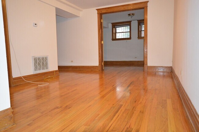Building Photo - 3912 N Greenview Ave