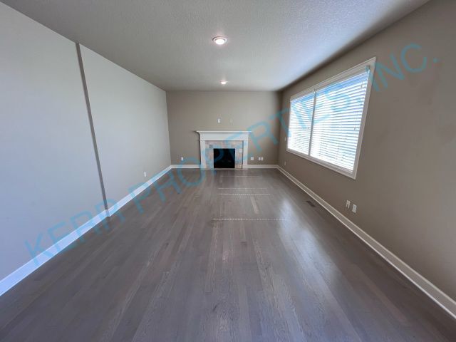 Building Photo - Spacious 5-Bed Oasis with Granite Elegance...