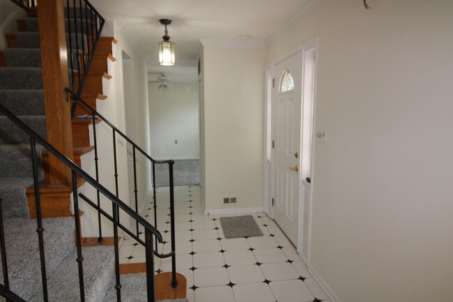 Foto del edificio - Beautiful 4BR 2 full 2 half bath corner lo...