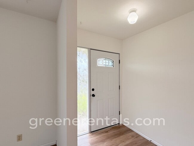 Building Photo - Charming 2BD/ 1BA Duplex in Montesano