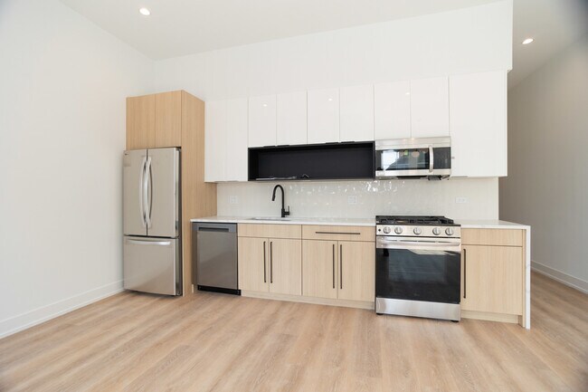 Foto del edificio - 2042 W Irving Park Rd