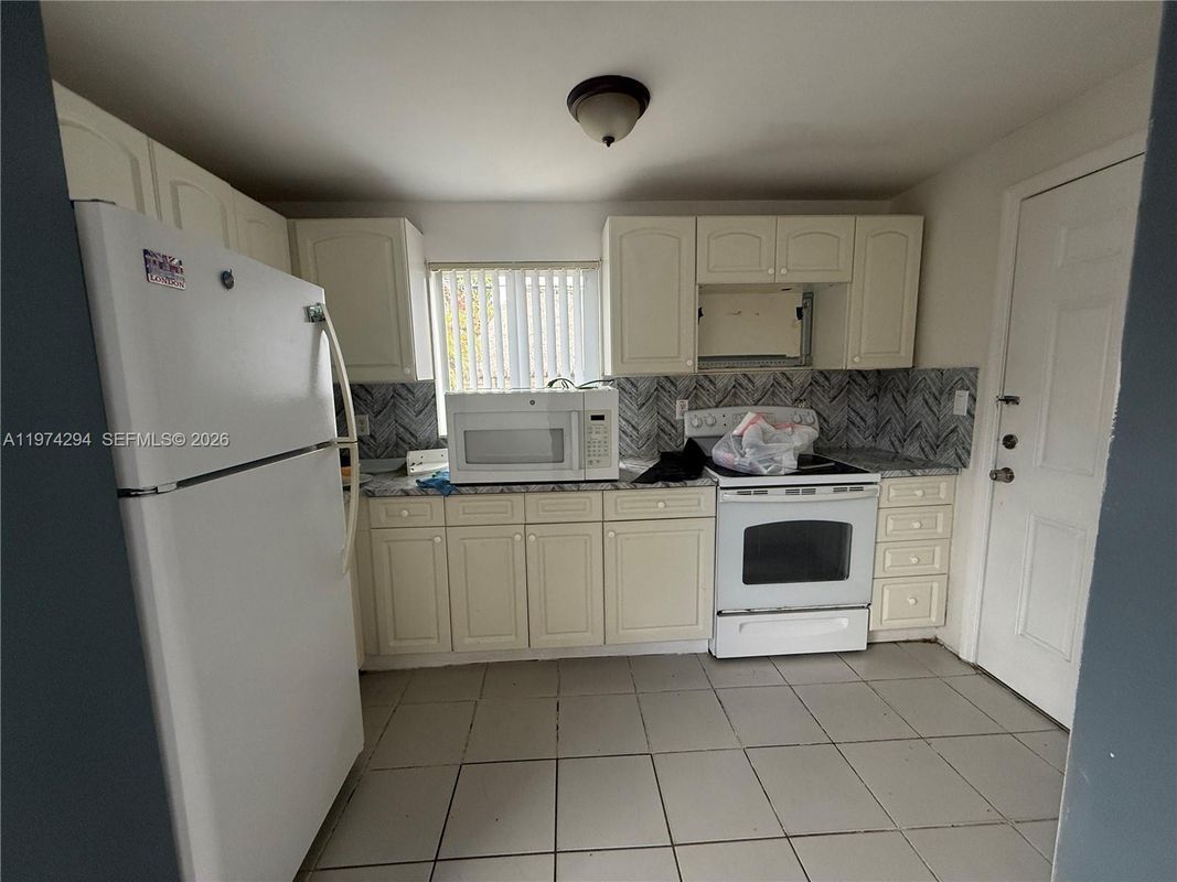 Foto del edificio - 1853 SW 17th St