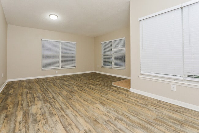 Building Photo - 3007 Summer House Dr