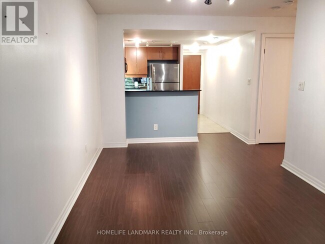 Photo du bâtiment - 300 Bloor St E