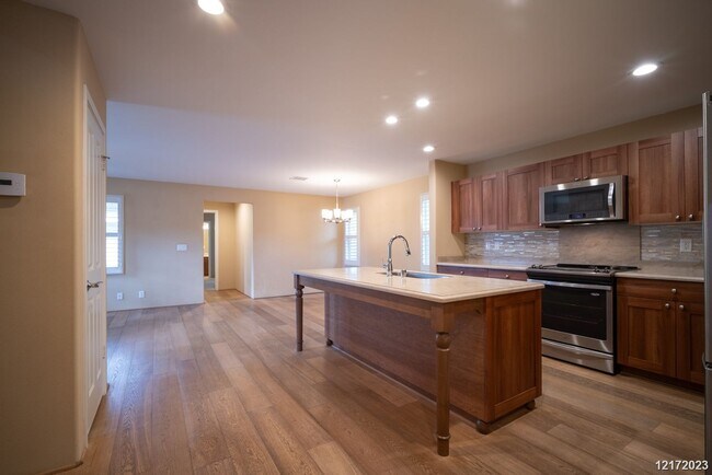 Foto del edificio - $4,800 / 4br - 1992ft2 - 4 BED 3 BATH HOME...