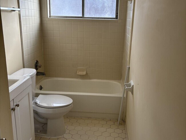 Foto del edificio - 643 McWhirter Ave