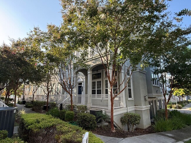 Building Photo - 3687 Whitworth Dr