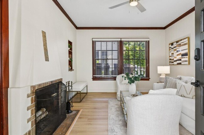 Building Photo - Downtown Palo Alto Cottage | Private Yard | Walk to University Ave