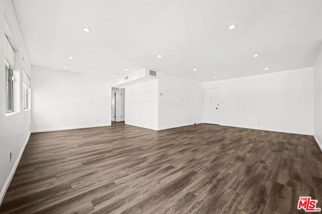 Foto del edificio - 136 S Palm Dr