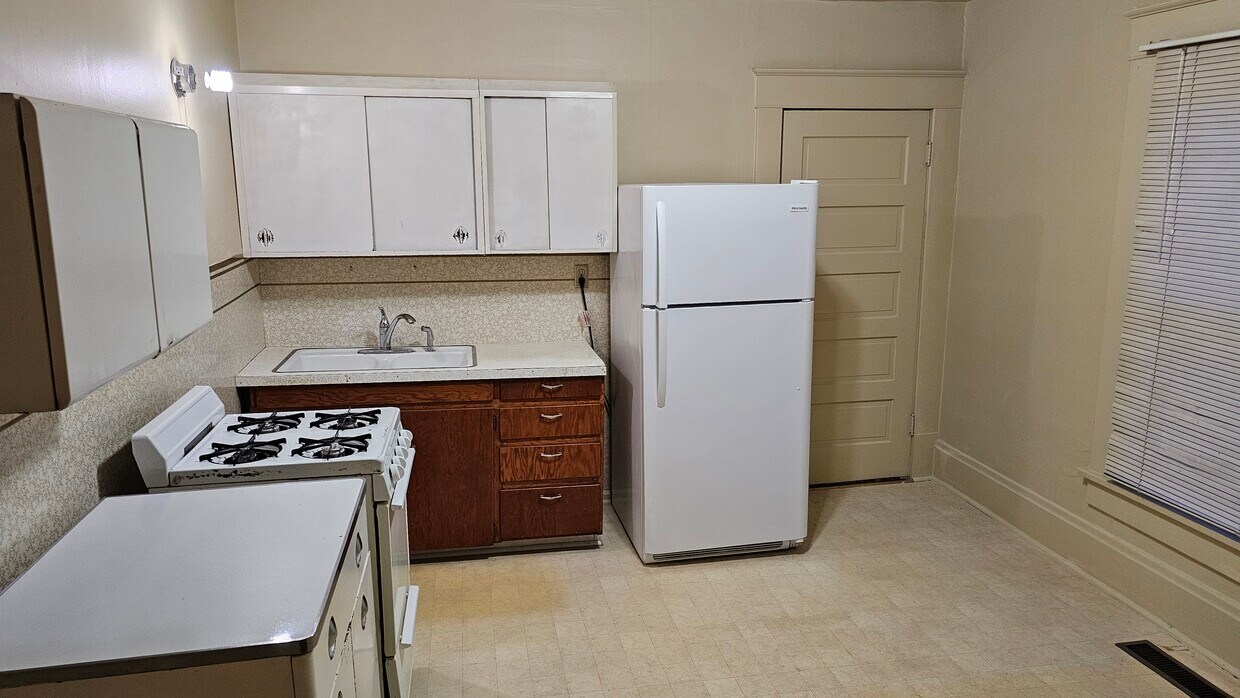 Kitchen - 1013 Oak St