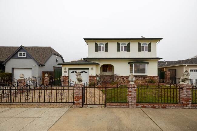 Foto del edificio - Large updated home in San Mateo Village!
