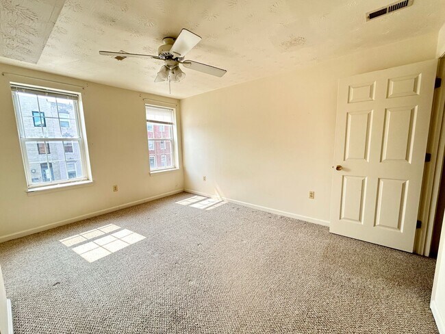 Foto del edificio - 1543 S Charles St