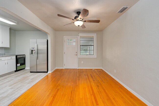 Building Photo - Newly Renovated 2 Bed 1 Bath Beachside Home