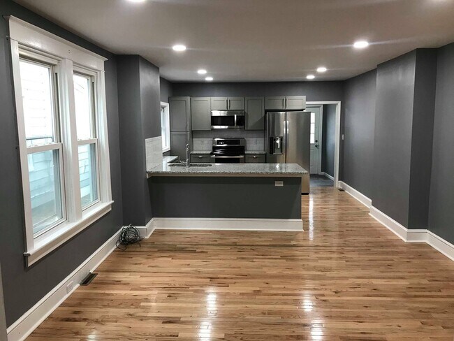 Foto del edificio - Completely renovated property! Two bath, s...
