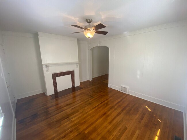 Foto del edificio - 1402 W Chapel Hill St