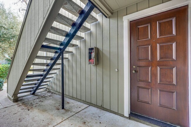 Foto del edificio - 2/2 Downstairs Condo in a Great Location Nestled Behind EBAY in The Hamilton Corners Community